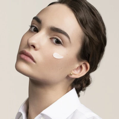 Dior Prestige La Recharge La Crème Texture Riche - Crème Anti-âge Haute Réparation 5 Dior Prestige La Recharge La Crème Texture Riche - Crème Anti-âge Haute Réparation – Image 3