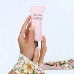 Miss Dior Lait Granité Pour La Douche à La Rose - Purifie Et Hydrate 7 Miss Dior Lait Granité Pour La Douche à La Rose - Purifie Et Hydrate -Guerlain Soldes Magasin miss dior lait 1