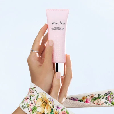 Miss Dior Lait Granité Pour La Douche à La Rose - Purifie Et Hydrate 4 Miss Dior Lait Granité Pour La Douche à La Rose - Purifie Et Hydrate – Image 2